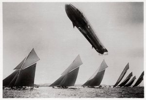 Zeppelin LZ11 Viktoria Luise, Kiel Regatta sırasında uçuşta, Almanya, 1912 1933 by Unbekannt