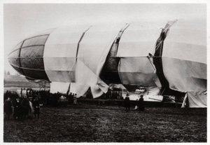 Zeppelin LZ2 yıkımından sonra, 1906 1933 by Unbekannt