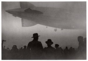 Sis içinde yükselen Zeppelin LZ 126, c1924-1933 1933 by Unbekannt