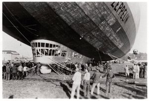 Zeppelin LZ 127 Graf Zeppelin inişten sonra, 1933 by Unbekannt