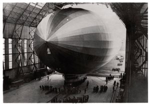 Zeppelin LZ 127 Graf Zeppelin hangarına girerken, 1933 by Unbekannt