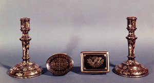 Altın ve sedef kakmalı bir çift Louis XVI şamdan ve 18. yüzyıldan kalma iki İngiliz pike kutusu by Unbekannt Unbekannt