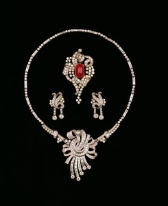 Art Deco elmas takılar: baget elmas broş kolye, kabaşon yakut ve elmas kaydırma broş, elmas kolye küpeler by Unbekannt Unbekannt