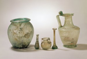 Roma camı koleksiyonu: cinerary semaver; mezar züccaciye ve testi, 1-4. yüzyıl