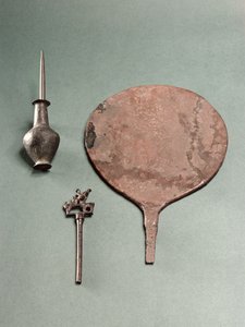 Bakır saç tokası, tencere ve aynalı koliryum çubuk, Mohenjodaro, MÖ 2300-1750