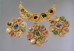 Yarı değerli taşlarla ayarlanan hilal şeklinde kolye, Moskova, 14. yüzyılın sonu veya 15. yüzyılın başı by Unbekannt Unbekannt