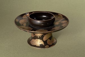 Nashiji süslemeli fincan sehpası (düzensiz şekilli ve aralıklı altın varak parçalarının yüzeyin altına uzandığı teknik), Japonca, 19. yüzyıl