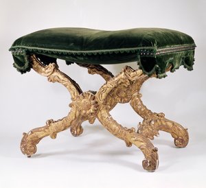 French Regency (1700-1720) X-çerçeveli tabure, döşemeli oturak, yapraklar ve alev motifli yaldız ağacından, kavşakta ayçiçeği