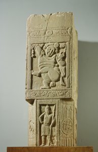 Dans eden bir cüce ve bir İskit askeri olan yeşilimsi kireçtaşı sütun, Nagarjunakonda, AP, MS 3. yüzyıl by Unbekannt Unbekannt