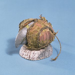 Hawk's Hood, The Tradescant Collection'dan, 15. yüzyılın sonlarında, 16. yüzyılın sonlarında (deri, kırmızı kumaş, altın iplik ve zincir işi)