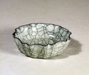 Sekiz loblu ve deniz taraklı kenarlı kalıplanmış Kuan ware fırça yıkayıcı, Sung Dynasty (960-1279)