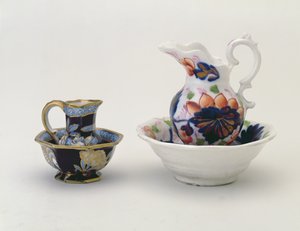 Solda: Crown Staffordshire sürahi ve teknesi ve sağda: Galce korkuluklu sürahi ve tekne (seramik) by Unbekannt Unbekannt