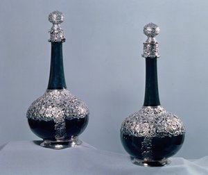 Gümüşe monte edilmiş bir çift şarap şişesi, 1689