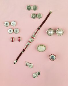 Art Deco takı seçimi; kalibre kesim yakut izle; düğme, kol düğmesi ve çıtçıtlar; küpeler; Mabe inci ve pırlanta küpeler by Unbekannt Unbekannt