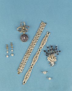 Art Deco takı seçimi: halkalı bilezikler; safir ve pırlantalı saat; tek taş yüzükler; cabochon safir sprey broş (elmas) by Unbekannt Unbekannt