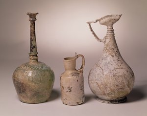 Sprinkler kalıp üflemeli cam şişe, 10-11. yüzyıl; aletli kuğu boyunlu kulplu testi, 10-12. yy; ibrik, 6.-8. yüzyıl by Unbekannt Unbekannt