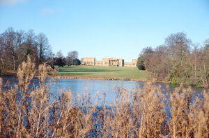 Sir John Vanbrugh (1664-1726) tarafından inşa edilen evin gölünden ve Capability Brown tarafından tasarlanan parktan görünüm