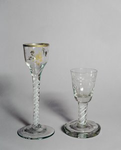 Yaldız süslemeli şarap kadehi, pişirme camı kasesi ve opak büküm sapı, c.1760