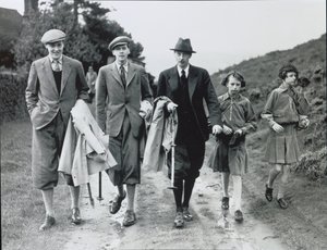 10. Duke, dört çocuğu Billy, Andrew, Anne ve Elizabeth ile Bolton Abbey