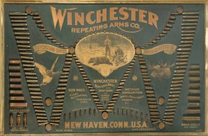 Genişletilmiş bir "W" şeklinde düzenlenmiş kapsamlı bir metalik, pirinç ve kağıt kasalı tüfek ve atış kartuşu seçimine sahip bir Winchester Cartridge ekran kartı by Unbekannt