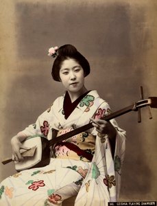 Shamisen oynayan bir geyşa (renkli fotoğraf) by Unbekannter Künstler