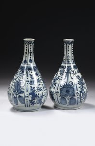 Çin mavi ve beyaz "kraak porselein" şişe vazo çifti, Wanli dönemi, 1573-1619 by Unbekannt