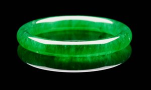 Olağanüstü bir jadeit bileklik by Unbekannt