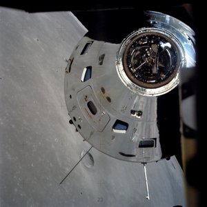 Apollo 17 Komuta/Hizmet modülleri yörüngedeki ay modülünden fotoğraflandı by Unbekannt