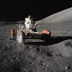 Astronot Eugene Cernan, ilk EVA sırasında Ay Gezici Aracını kullanıyor by Unbekannt