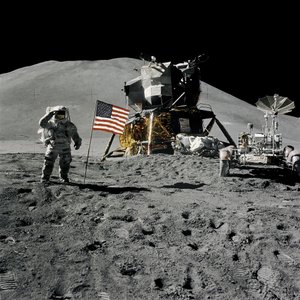 Astronot Jim Irwin, Apollo 15 görevi sırasında Amerikan bayrağını selamlarken by Unbekannt