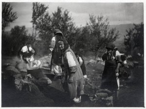Balkan Yarımadası: Ateşte bir tencerenin önünde kadınlar - Kartpostal 1914-1918 by William M. Timlin