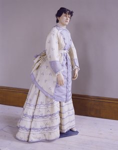 Çözgü baskılı alpakadan hareketli elbise, c.1872-4 by Unbekannt