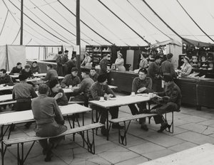 Kantin çadırı, Weybourne Yaz Kampı, Nisan 1954 (s/b fotoğraf) by Unbekannt