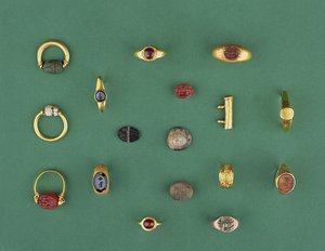 Bir Fenike bok böceği yüzüğü, bir minyatür, tılsım tutucular ve bir akik oymalı içeren Roma, Etrüsk ve Helenistik Mücevher Koleksiyonu, MÖ 6. yüzyıldan MS 4. yüzyıla kadar uzanmaktadır. by Unbekannt