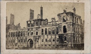 Commune de Paris (1871): Mayıs 1871 yangınından sonra Belediye Binası'nın görünümü. Anonim fotoğraf. Karton üzerine yazdırın Dim. 10x7 cm by Unbekannt
