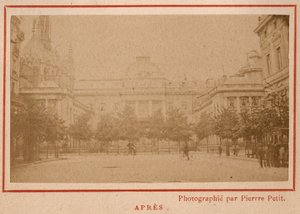 Commune de Paris (1871): Mayıs 1871'deki yangından sonra Paris'teki Palais de Justice'in görünümü. Pierre Pepetit'in fotoğrafı. Karton üzerine baskı yapın, Dim. 9x5,4 cm by Unbekannt