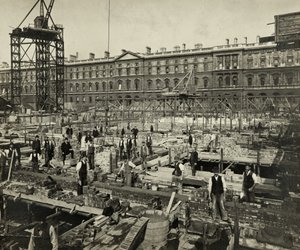 Yeni Devlet Dairelerinin İnşaatı, Great George Street, Westminster, Londra, 24 Eylül 1902, Birleşik Krallık (s/b fotoğraf) by Unbekannter Künstler