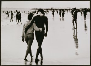 Coney Island, New York City'de Suda Yürüyen Çift, İsimsiz 46, 1953-64 dolayları (s/b fotoğraf) by Unbekannter Künstler