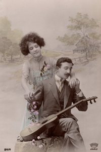 Çiçekler ve İspanyol Gitarlı Çift, Fransa, 1910 dolayları (kartpostal) by Unbekannter Künstler