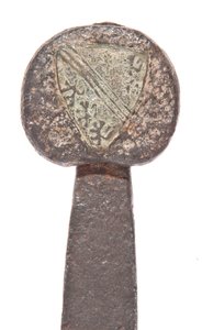 Detay, daha önceki Viking bıçağı ve De Bohun ailesinin armaları ile geç ortaçağ geniş kılıç by Unbekannt