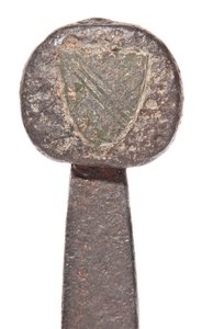 Detay, daha önceki Viking bıçağı ve De Bohun ailesinin armaları ile geç ortaçağ geniş kılıç by Unbekannt