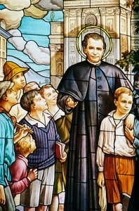 Don Bosco ve çocuklar, vitray pencere, Colle Don Bosco Tapınağı (20. yüzyıl), Castelnuovo Don Bosco, Piedmont, İtalya
