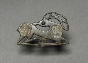 Yaslanmış Geyik Şeklindeki Fibula, yaklaşık 400 by Unbekannt