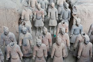 İlk çukur; ayakta duran savaşçı figürleri; İmparator Qin Shi Huang Mozolesi; Terracotta Ordusu; Xi