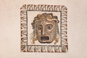 Roma'daki Ruffinella yolu yakınlarındaki bir Roma villasından bir Dionysos maskesini tasvir eden MÖ 1. yüzyıla tarihlenen taban mozaiği, Roma ulusal müzesi (museo nazionale romano), Roma, İtalya by Unbekannter Künstler