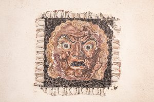 Roma'daki Ruffinella yolu yakınlarındaki bir Roma villasından bir Dionysos maskesini tasvir eden MÖ 1. yüzyıla tarihlenen taban mozaiği, Roma ulusal müzesi (museo nazionale romano), Roma, İtalya by Unbekannter Künstler