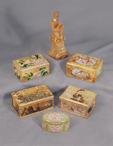 Dört Louis XV stili emaye altın enfiye kutusu, Stroganoff ve Alman maymun enfiye kutusu by Unbekannt