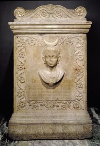 Julia Victorina adında on yaşındaki bir kızın mezar steli, Roma (mermer) by Unbekannt