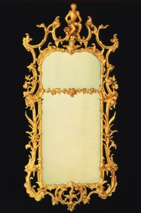 George III yaldızlı ahşap payanda aynası, iki plakalı, ayrıntılı tepeli, taştan yapılmış bir sehpa üzerinde bir maymun figürüyle ortalanmış, c.1765 by Unbekannt
