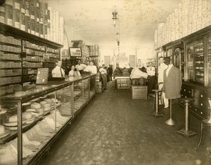 304-6 12th Avenue (Flagler Street) adresindeki John Sewell & Co. Ayakkabı Mağazasının içi, 1910 dolayları (s/b fotoğraf) by Unbekannt